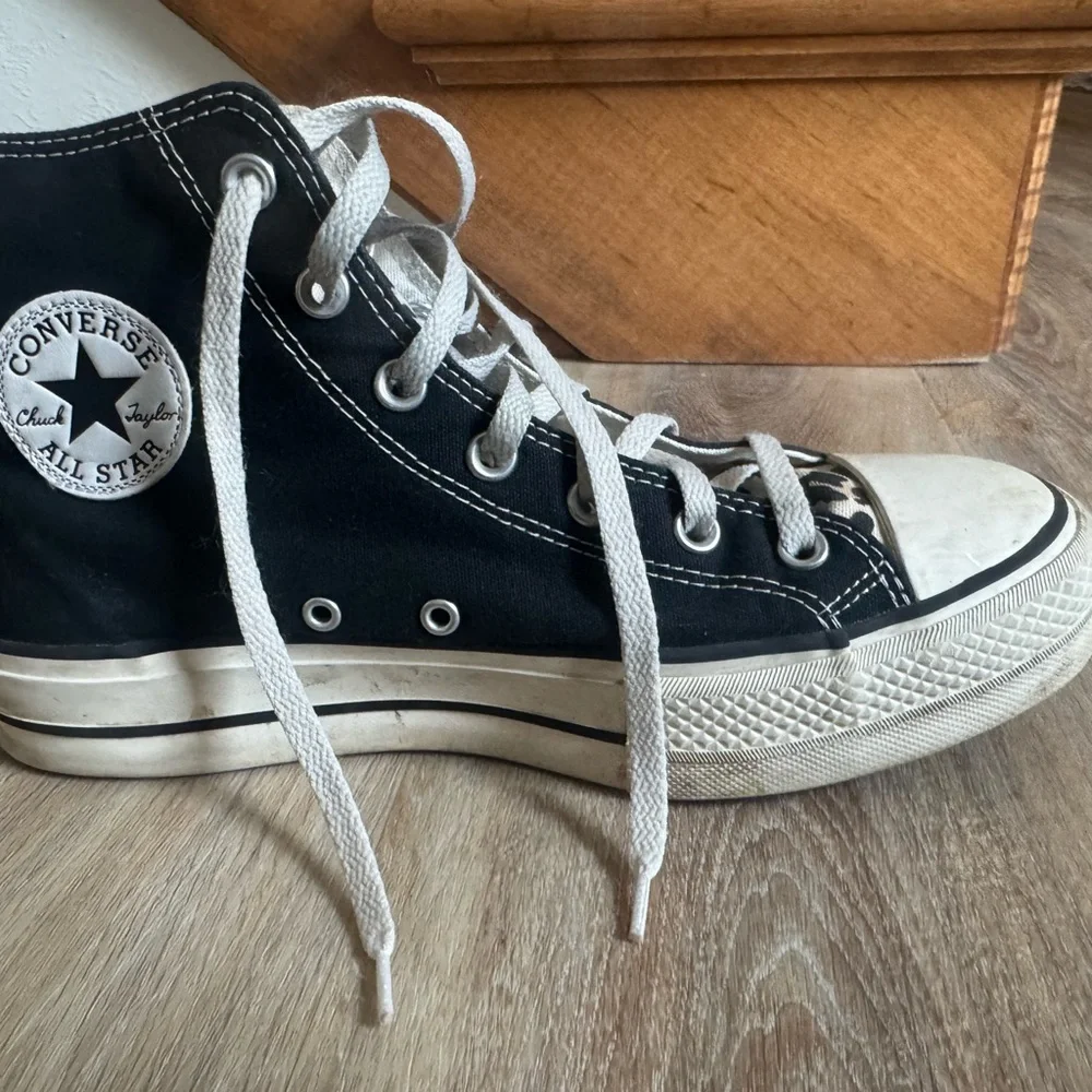 Platform high top Chuck Taylor’s black with leopard accent - Picture 2 of 4